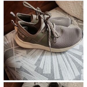 7.5 ladies New balance Nergize sneakers in olive green